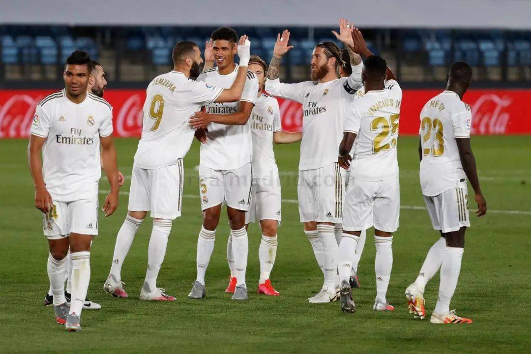 T倒了！预热《怪奇物语》最终季，拜仁球员穿特制热身服出场（拜仁球员穿定制热身服亮相，为《怪奇物语》最终季预热）