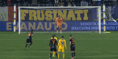 法兰克福客胜后球迷区突发火情，还有球迷从高处坠落后被送医